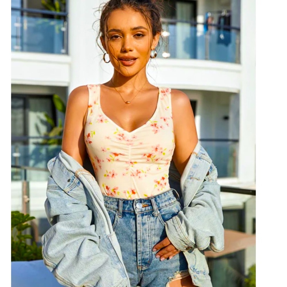 Cupshe floral bodysuit medium NWT! 🌸🌷💐